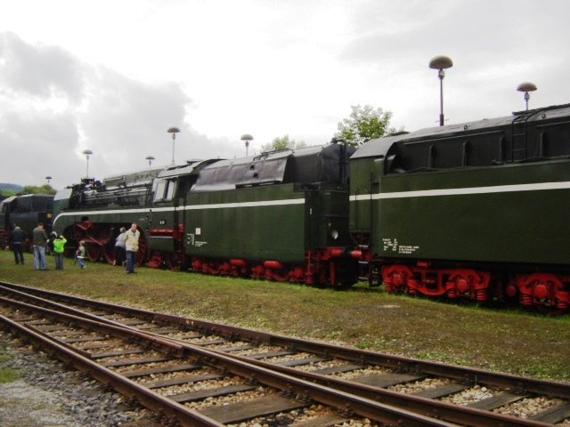 18 201 (schnellste betriebsfhige Dampflok der Welt) mit Zusatztender im DLW Meiningen zum Tag der offenen Tr (Sept. 2008)