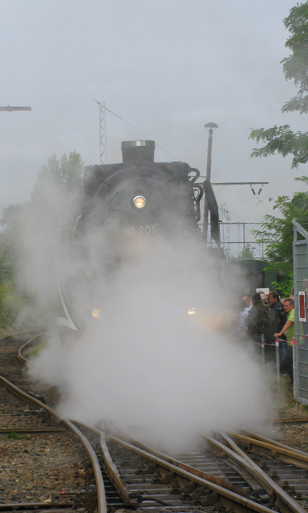18 201 verhllt sich selbst. Hier beim bespannen des nchsten Sonderzuges nach Schnefeld.