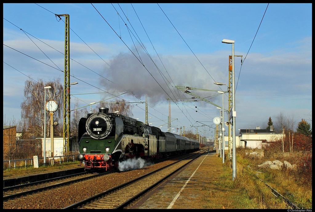 18 201 zieht am 3.12.2011 einen Sonderzug von Delitzsch nach Grlitz durch Radebeul-Naundorf.