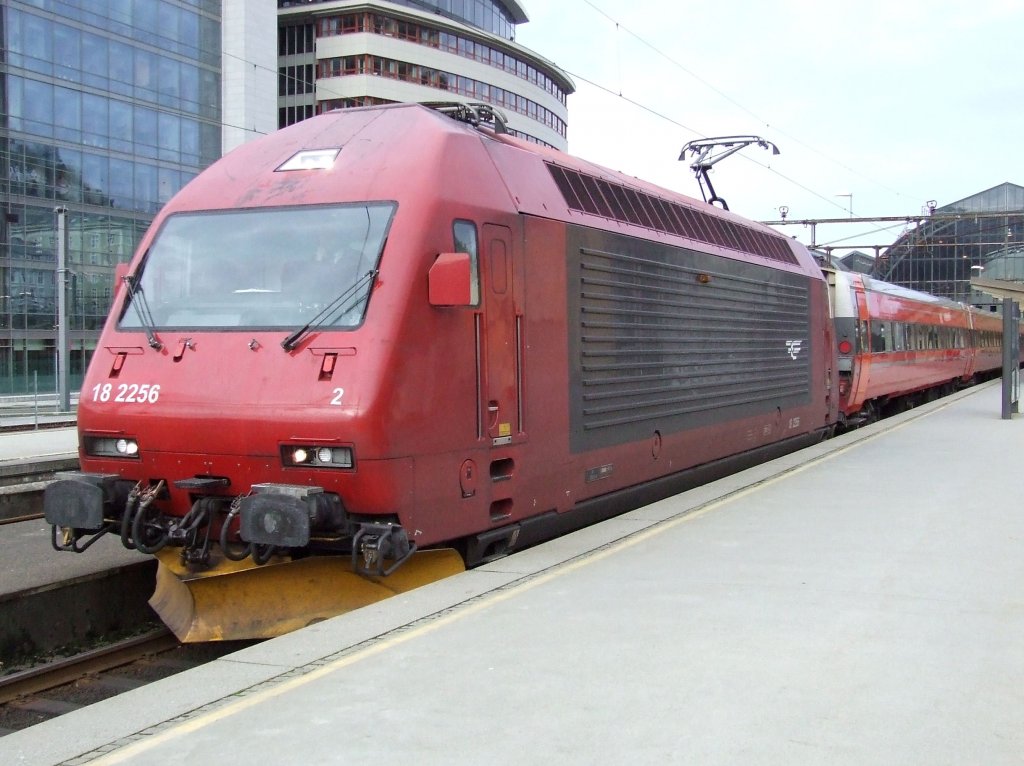 18 2256 steht am 29.10.2011 in Bergen zur Abfahrt in Richtung Oslo S mit einem Regiontog bereit.