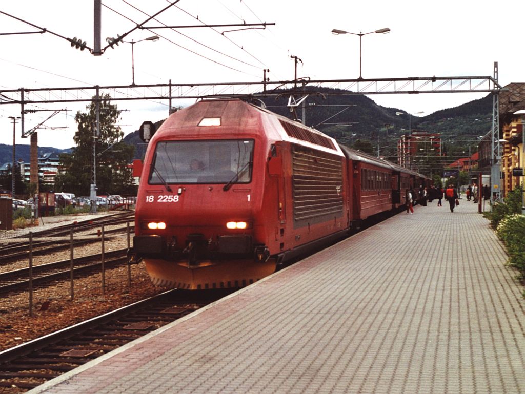 18 2258 mit Zug 46 Trondheim-Oslo auf Bahnhof Lillehammer am 8-7-2000. Bild und scan: Date Jan de Vries.