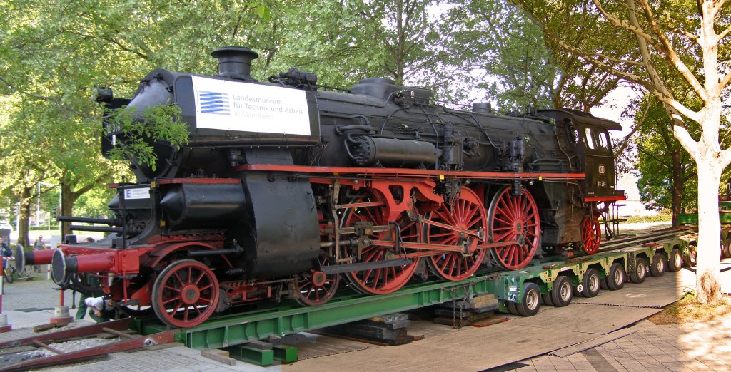 18 316 beim Roll-In ins Landesmuseum f�r Verkehr und Technik in Mannheim. (25.04.2007)