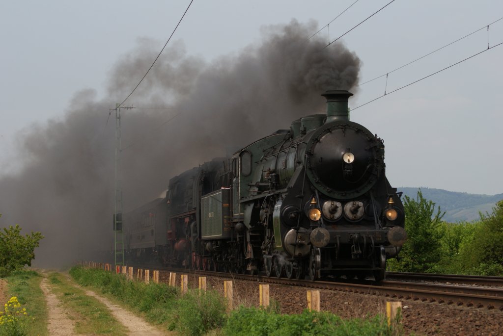 18 478 + 01 2066-7 + V 100 1200 (Zugschluss) des Bayerischen Eisenbahnmuseums mit einem Dampfsonderzug in Gau-Algesheim am 1. Mai 2011