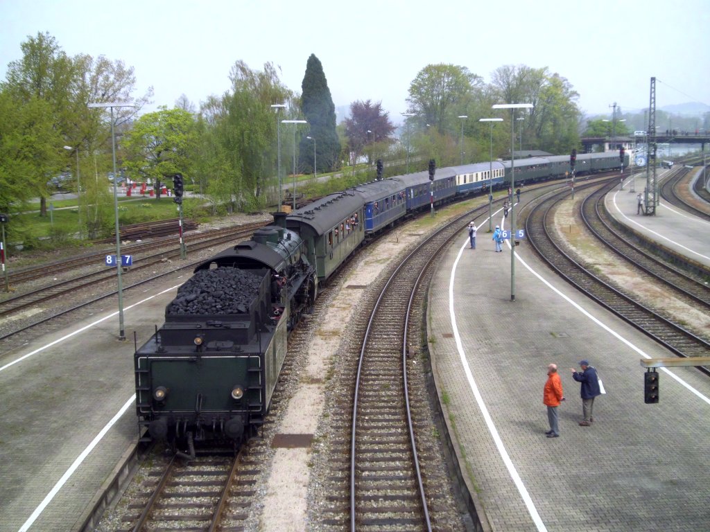 18 478 mit einem Sonderzug am 01.05.2013 bei der Einfahrt in den Bahnhof Lindau.