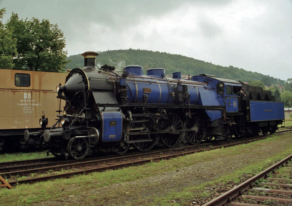 18 478 war im September 2000 in ihrer damaligen knigsblauen Lackierung beim Dampflokfest in Meiningen zu Gast. Nachdem sie ihren Sonderzug abgestellt hatte, ist sie hier auf dem Weg ins RAW.