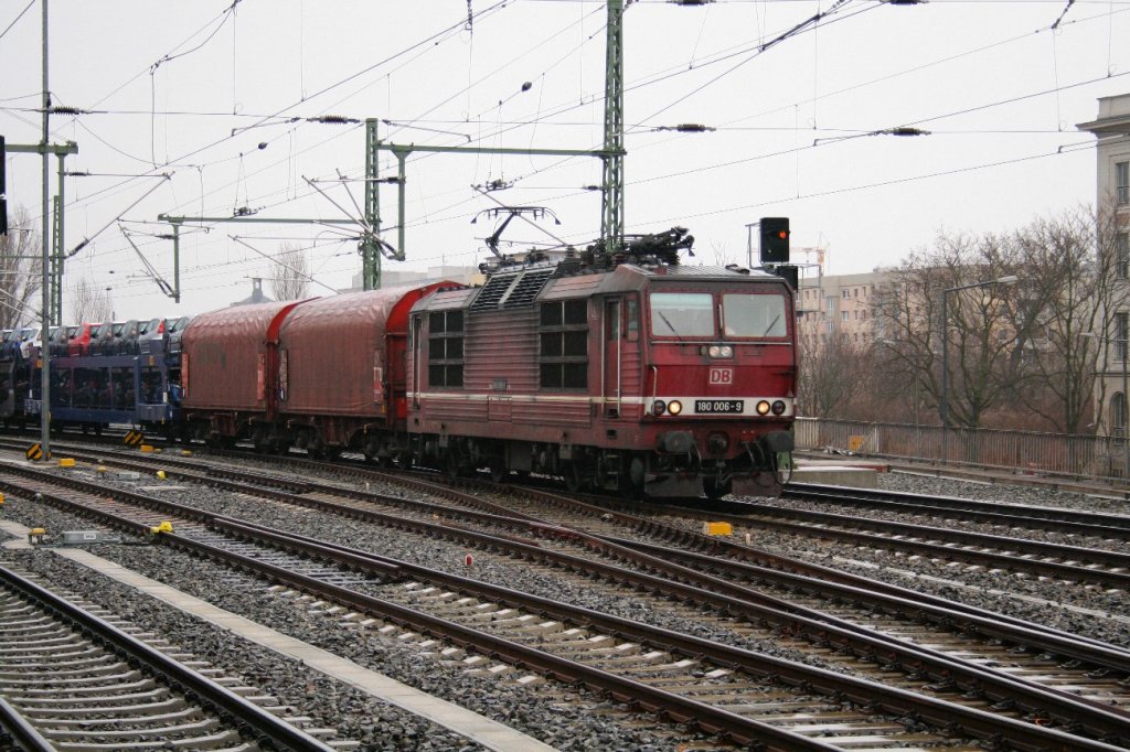 180 006 mit einem G�terzug in Dresden-Hbf.14.03.2010