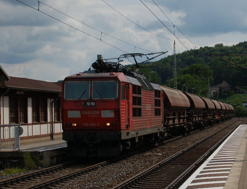 180 008-5 mit G�terzug, f�hrt in K�nigstein (S�chsische Schwewiz) Richtung Dresden. 28.05.2011