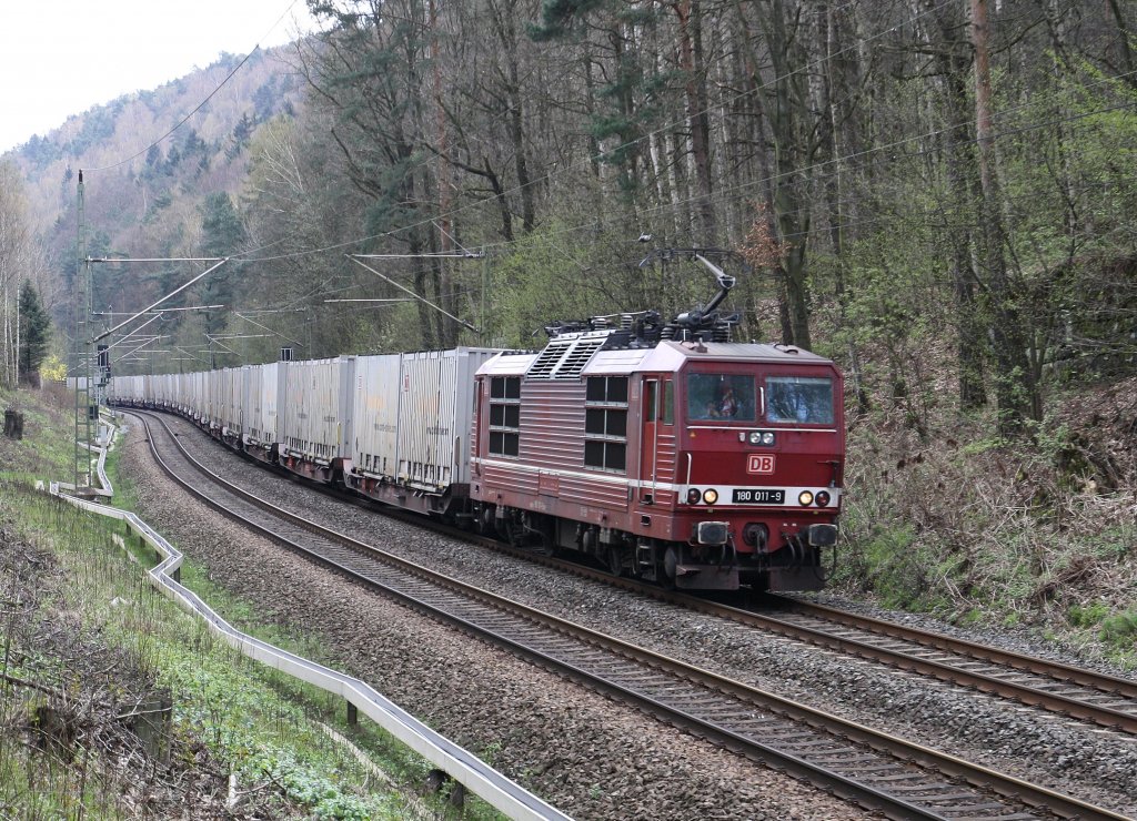 180 011-9 der DB fhrt am 17.4.2012 mit einem Containerzug Richtung Dresden. Hier zwischen den Bahnhfen Rathen und Wehlen im Elbsandsteingebirge. Wegen Bauarbeiten ist nur die rechte Seite befahrbar.
