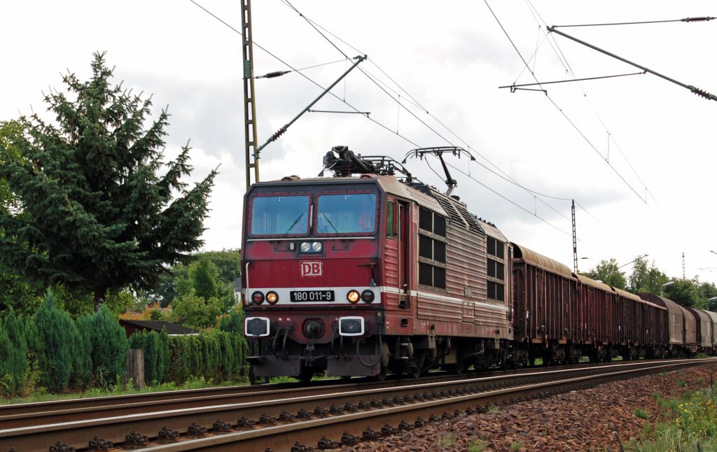 180 011 zieht am 30.07.10 einen gemischten Gterzug durch Dresden-Stetzsch Richtung Priestewitz.