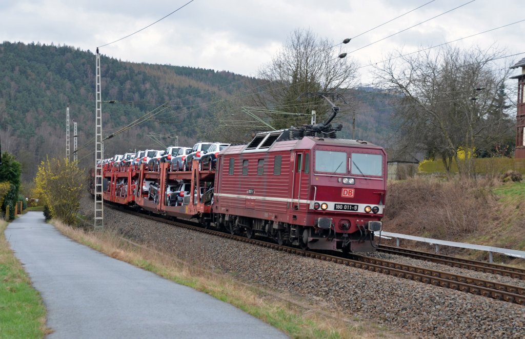 180 011 zog am 31.03.12 einen Skoda-Zug durch Rathen Richtung Dresden.