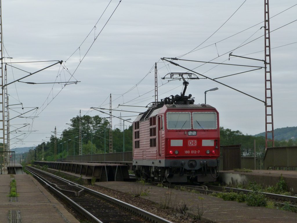 180 012 beim �berqueren der Elbbr�cke in Niederwartha(b. Dresden).
7.9.12