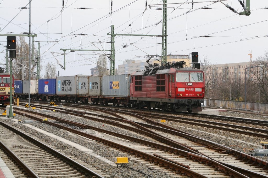 180 012 hat durchfahrt im Dresdner Hbf,05.04.2010
