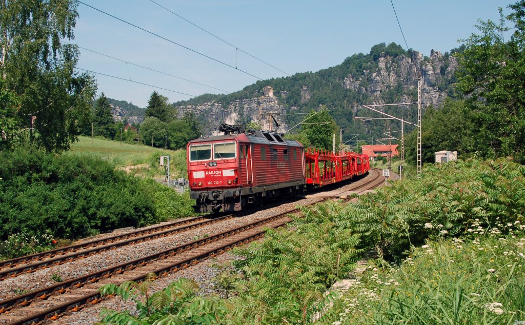 180 012 zog am 04.06.11 einen leeren Autotransportzug durch Rathen Richtung Bad Schandau.