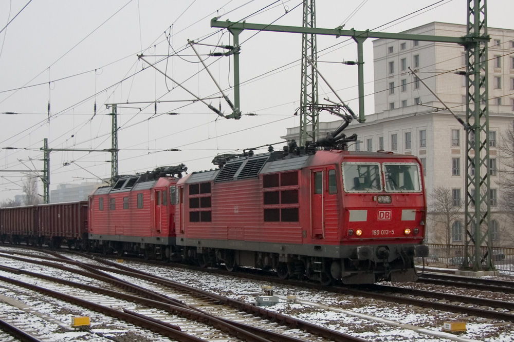180 013 und 180 018 fahren durch den Dresdner Hbf. 20.01.2013