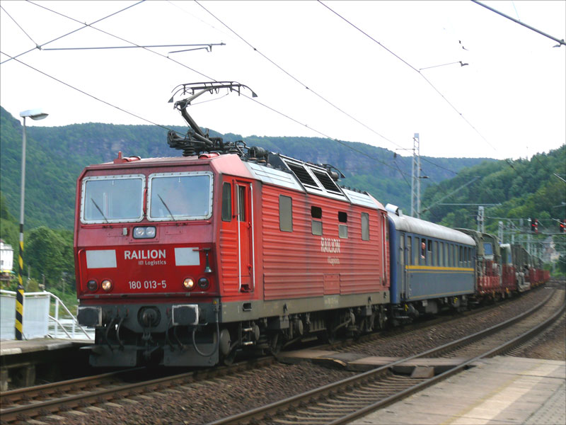 180 013 bringt einen Milit�rzug von Tschechien nach Deutschland; hier bei Dolni Zleb (Niedergrund) an der Strecke Decin (Tetschen-Bodenbach) - Bad Schandau, 23.06.2010

