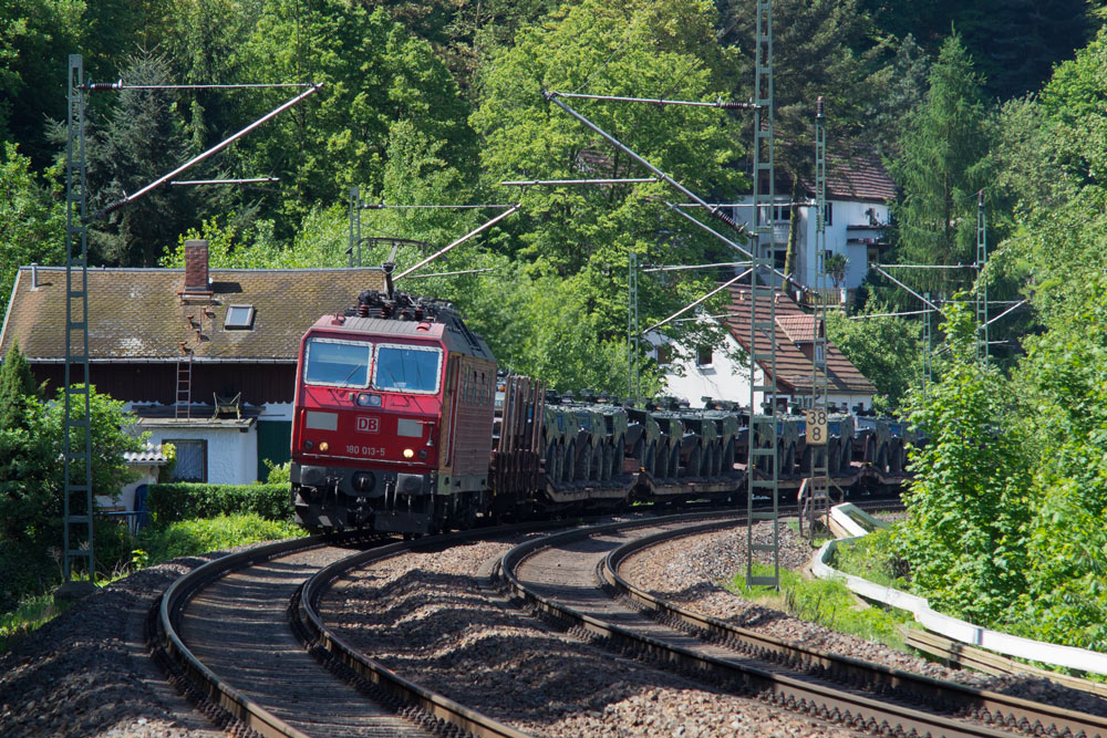 180 013 mit einem Militrtransport Richtung Tschechien zwischen Obervogelgesang und Wehlen. 23.05.2013