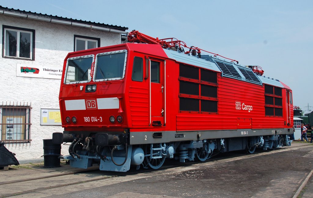 180 014 wurde am 29.05.10 in Weimar pr�sentiert. Offensichtlich hat sie eine optische Aufarbeitung bekommen.