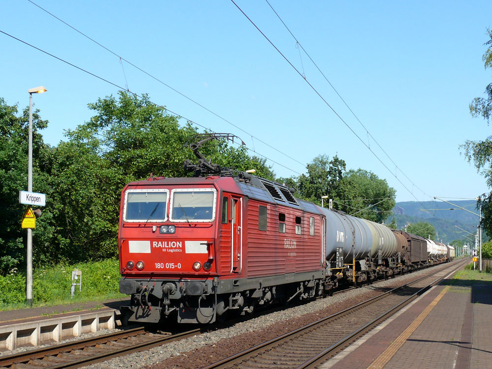 180 015 mit einem gemischten Gterzug von Tschechien nach Deutschland; Krippen (Schsische Schweiz), 17.06.2010

