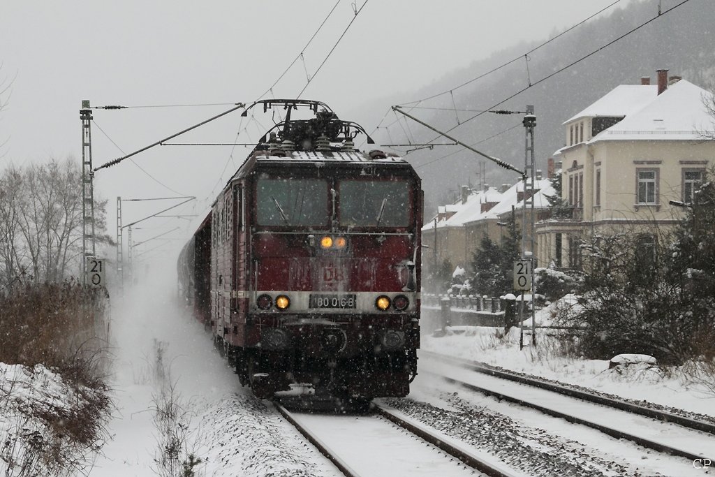180 016-8 ist am 9.1.2010 mit einem gemischten Gterzug unterwegs durch das verschneite Krippen.