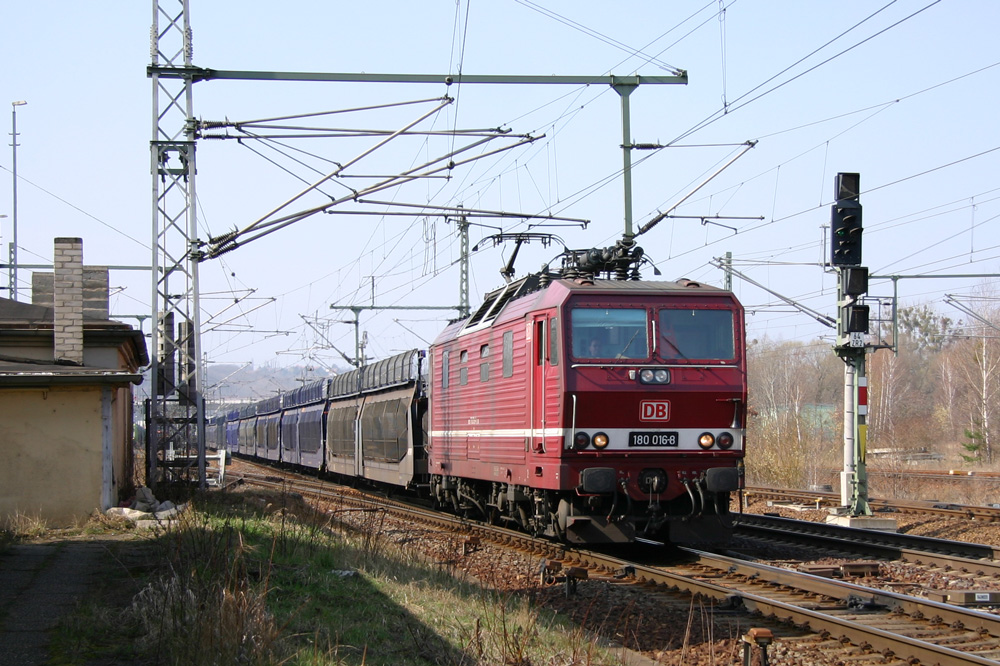 180 016 durchfhrt mit einem leeren Autotransporter den Bahnhof Pirna. 28.03.2012