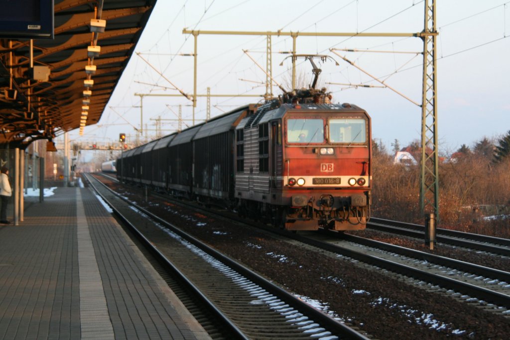 180 016 zieht einen kurzen G�terzug durch Dresden Strehlen.08.03.10.