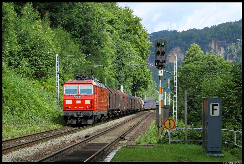 180 017-6 rollt am 15.07.2012 mit einem gemischten Gterzug durch Schmilka-Hirschmhle Richtung Tschechien. 