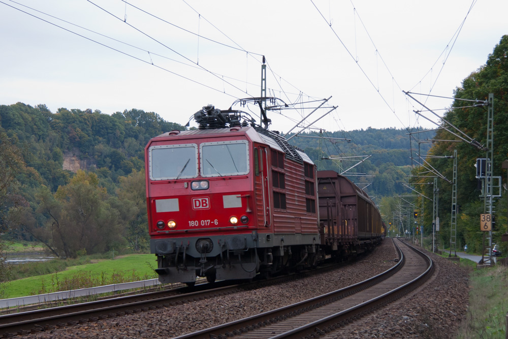 180 017 durchfuhr gerade Wehlen und legt sich nun Richtung Dresden in die Kurve. 04.10.2012