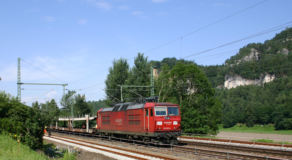 180 018-4 mit einem leeren Autozug ist in Richtung Schna durch Wehlen unterwegs, 05.08.2010