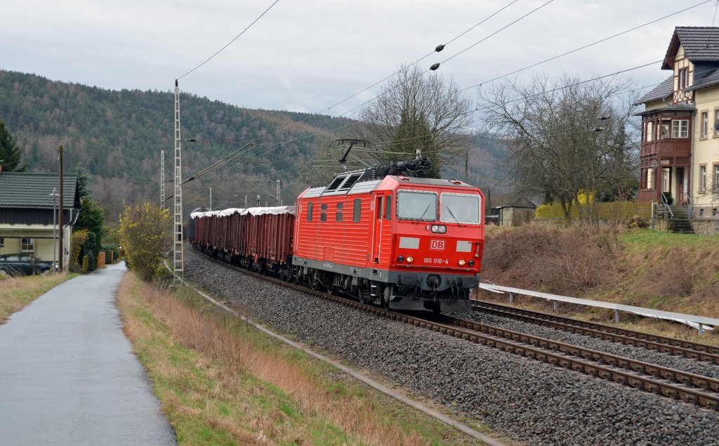 180 018 durchfhrt mit einem Gterzug nach Dresden am 31.03.12 die Ortschaft Rathen.