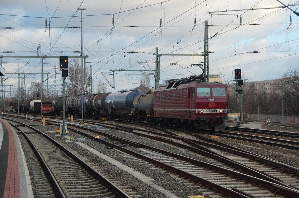 180 020-0 mit einem gemischten Gterzug am 15.01.2012 in Dresden Hbf