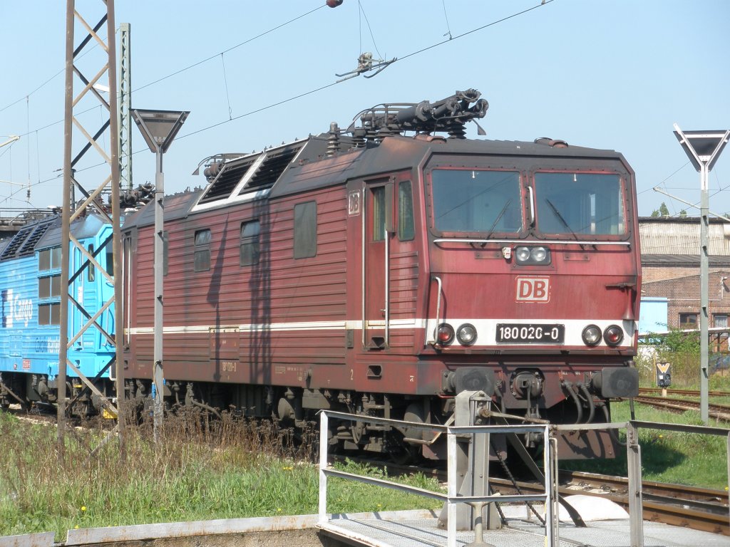 180 020-0(noch in ihrer DR Farbgebung) stand am 19.04.09 in Dresden, dahinter steht 372 010-9