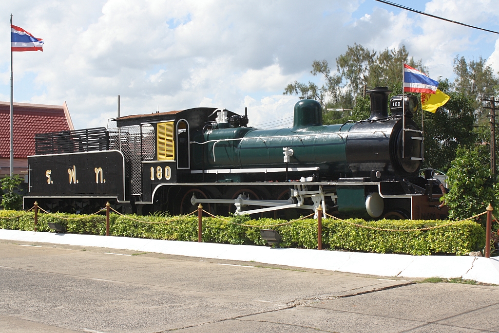 180 (2'C, NBL - Hyde Park, Bauj. 1919) aufgestellt auf dem Vorplatz des Bf. Ubon Ratchathani am 15.Juni 2011. 


