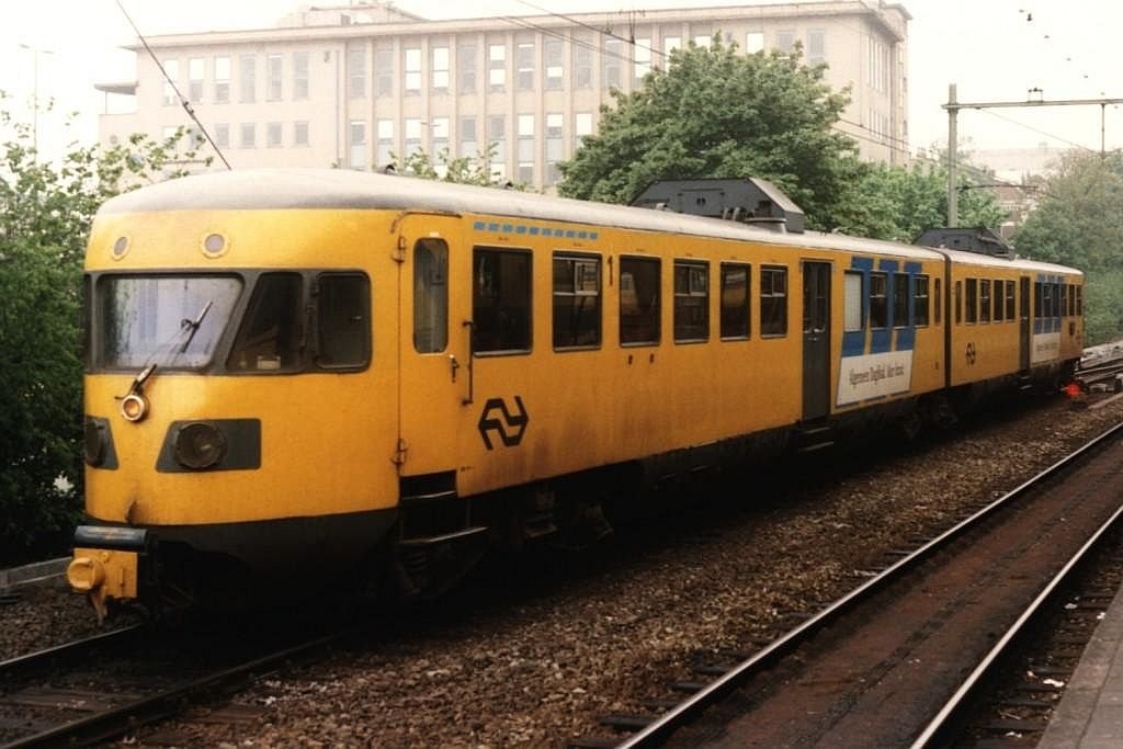 180 auf Bahnhof Arnhem am 17-5-1996. Bild und scan: Date Jan de Vries.