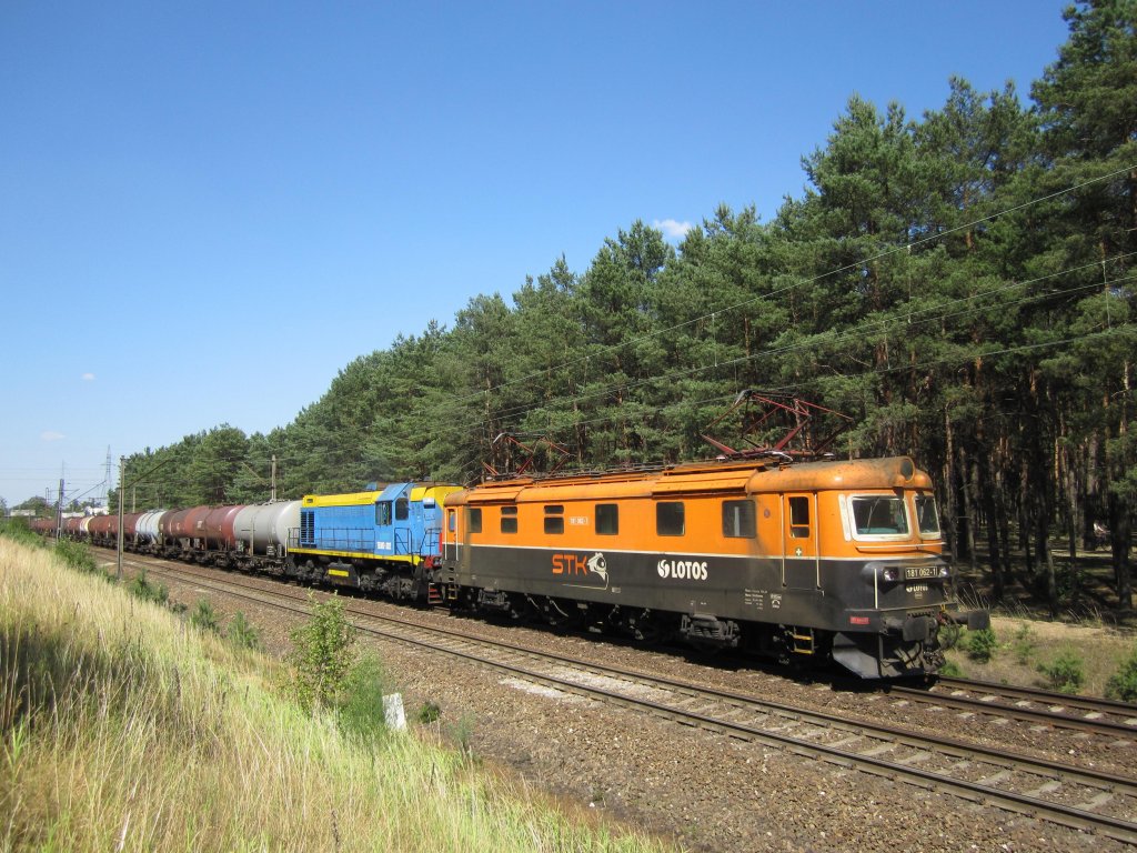 181 062-1 und TEM2-302 fahren mit einem Kesselzug am 11.07.2010 durch Bydgoszcz Błonie nach Z.W.K..