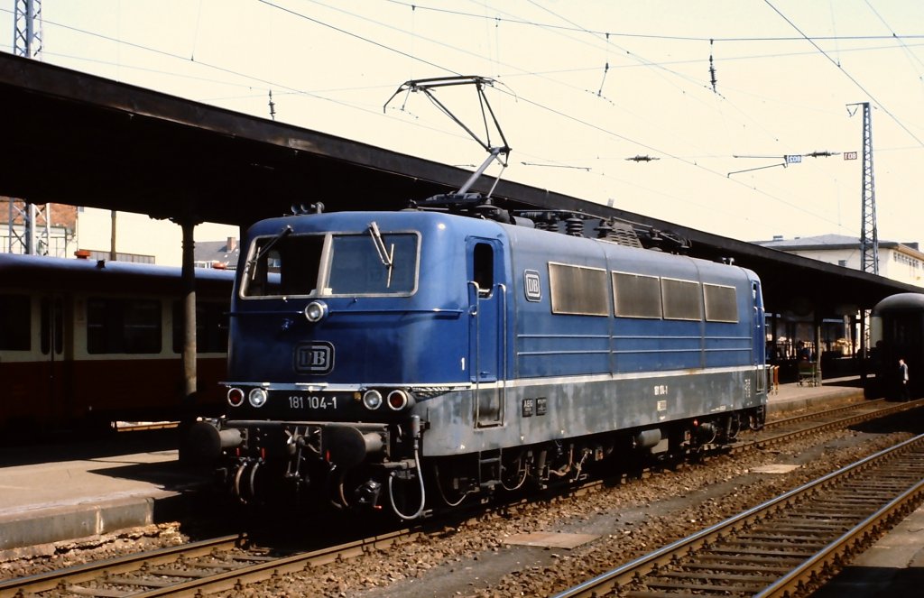181 104-1 bernimmt in Trier Hbf. den Schnellzug nach Luxemburg. (Mitte bis Ende der 1970er Jahre).