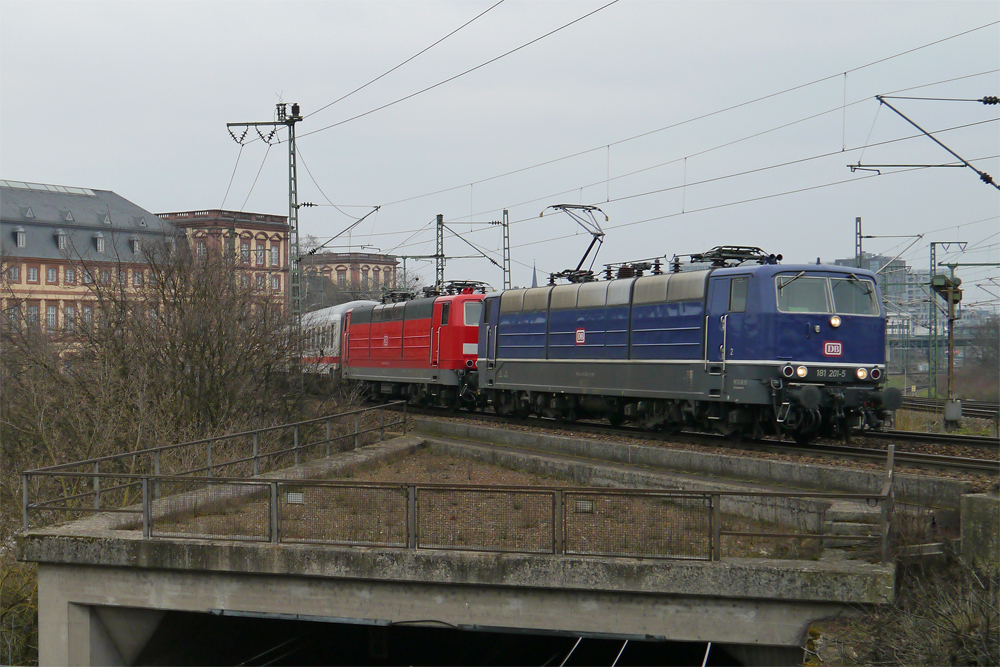 181 201-5 muss der 181 215-5 unter die Arme greifen und zieht dafr den IC 2054. (Mannheim, 25.03.2013)