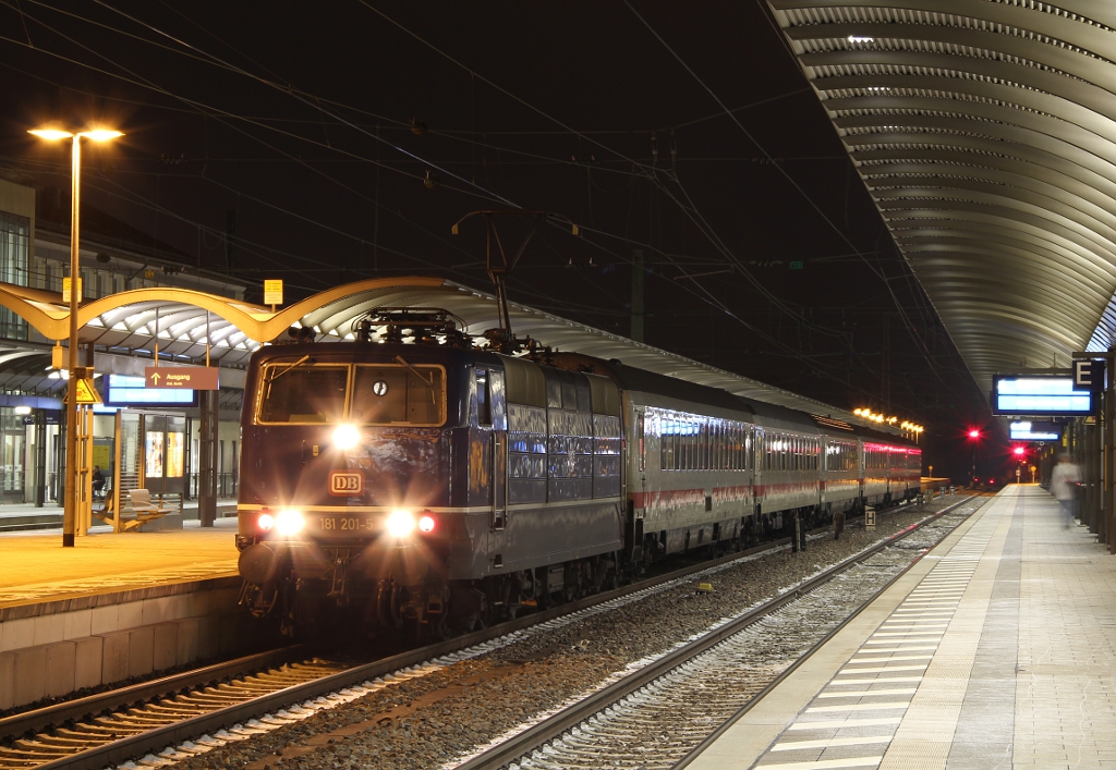 181 201-5 steht mit dem IC 2052 Stuttgart - Saarbrcken am 18.01.2013 in Kaiserslautern