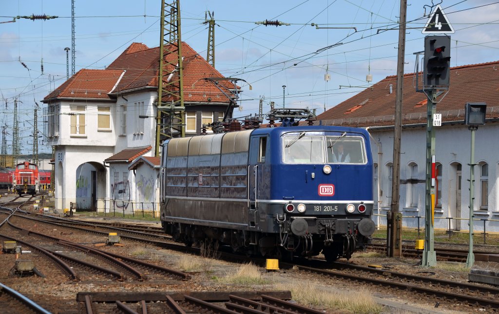 181 201 bespannte am 14.04.13 den IC 1958 nach Frankfurt(M), hier rangiert sie im Leipziger Hbf an ihren Zug.