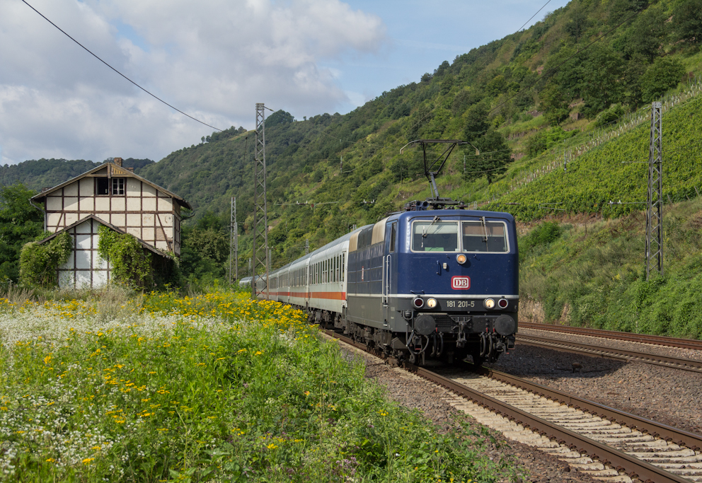 181-201 mit dem IC 133 (Luxembourg-Norddeich Mole) im Moseltal im alten Bahnhof von Hatzenport.(2.8.2012)