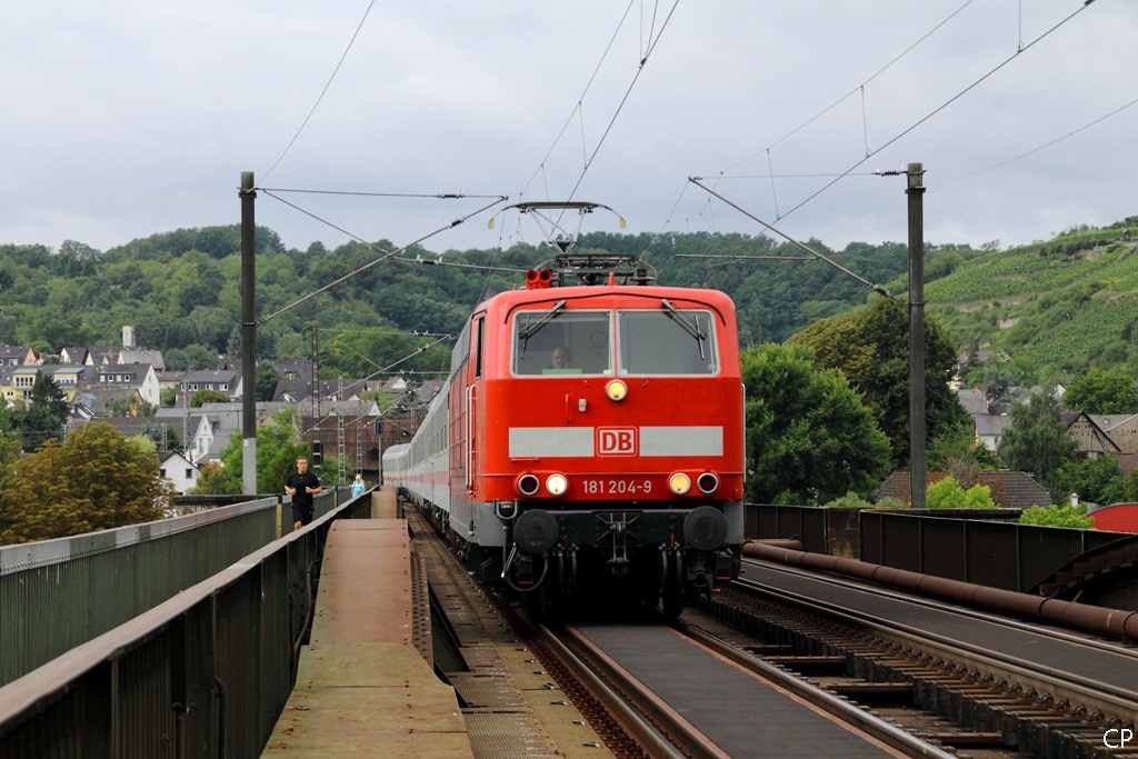 181 204-9 �berquert mit dem IC  Norderney  auf die Mosel in Koblenz. (26.8.2010)