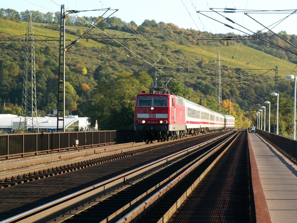 181 204 am 10.10.10 auf der Moselbr�cke bei Pfalzel mit einem IC von Luxembourg nach Norddeich-Mole.
