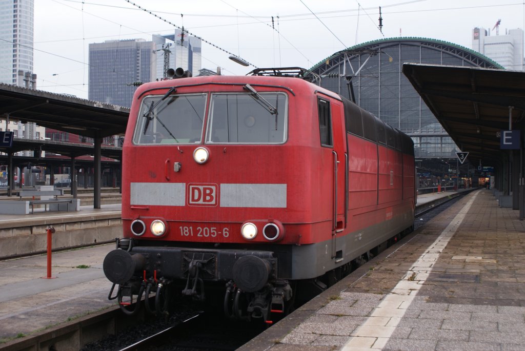 181 205-6 als Lz am ranigeren im Frankfurt Hbf am 14.11.2009 Gre an den netten Tf !