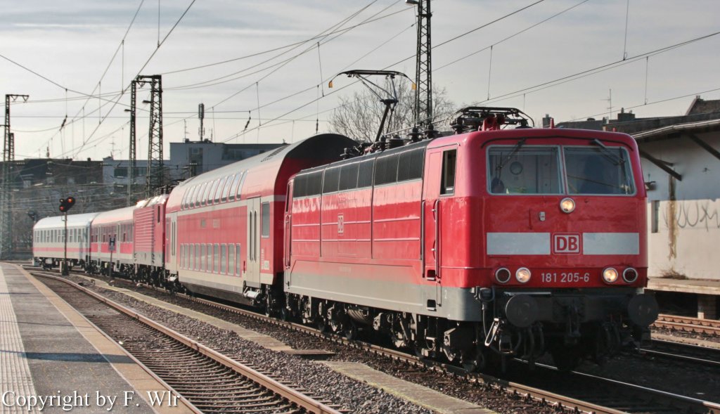 181 205-6 mit DBpza, BR 114 033-4, Bnr, Bimz als PbZ 2476 in Dsseldorf am 10.02.13.