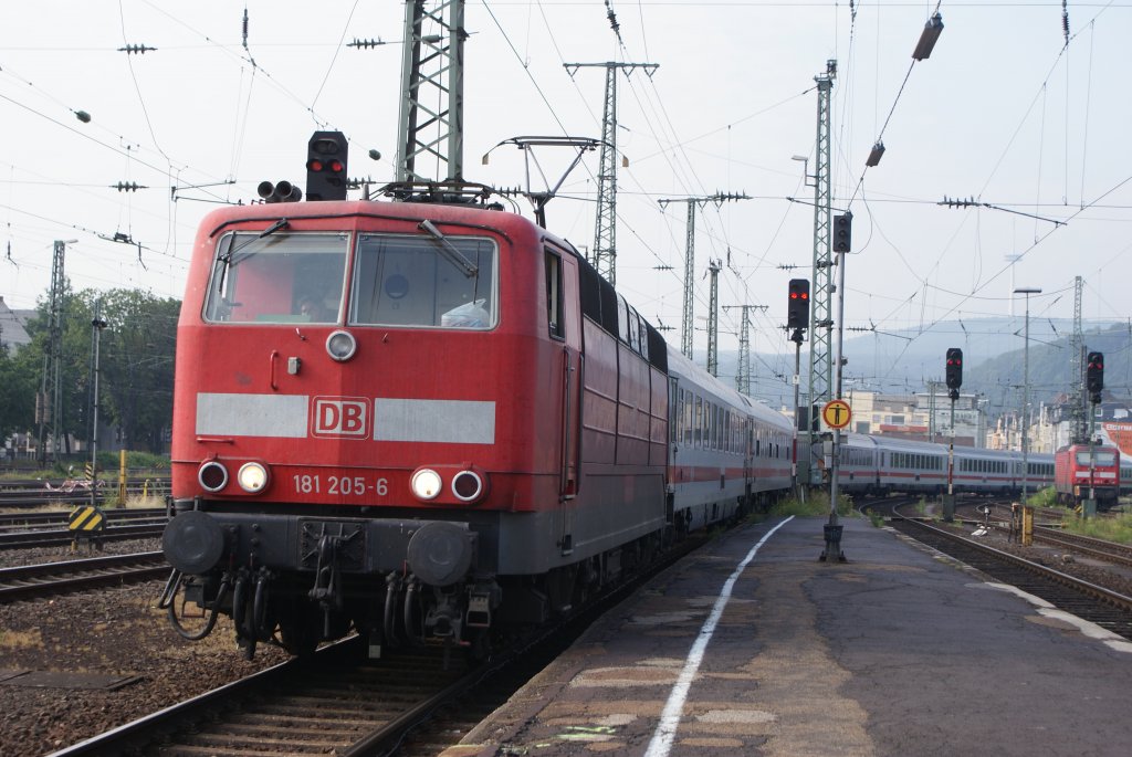 181 205-6 mit einem IC in Koblenz Hbf am 02.07.09