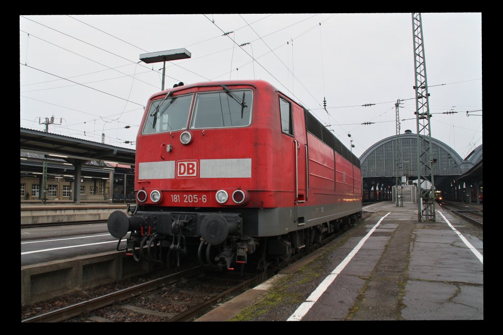 181 205-6 steht am 05.02.10 in Karlsruhe Hbf.
