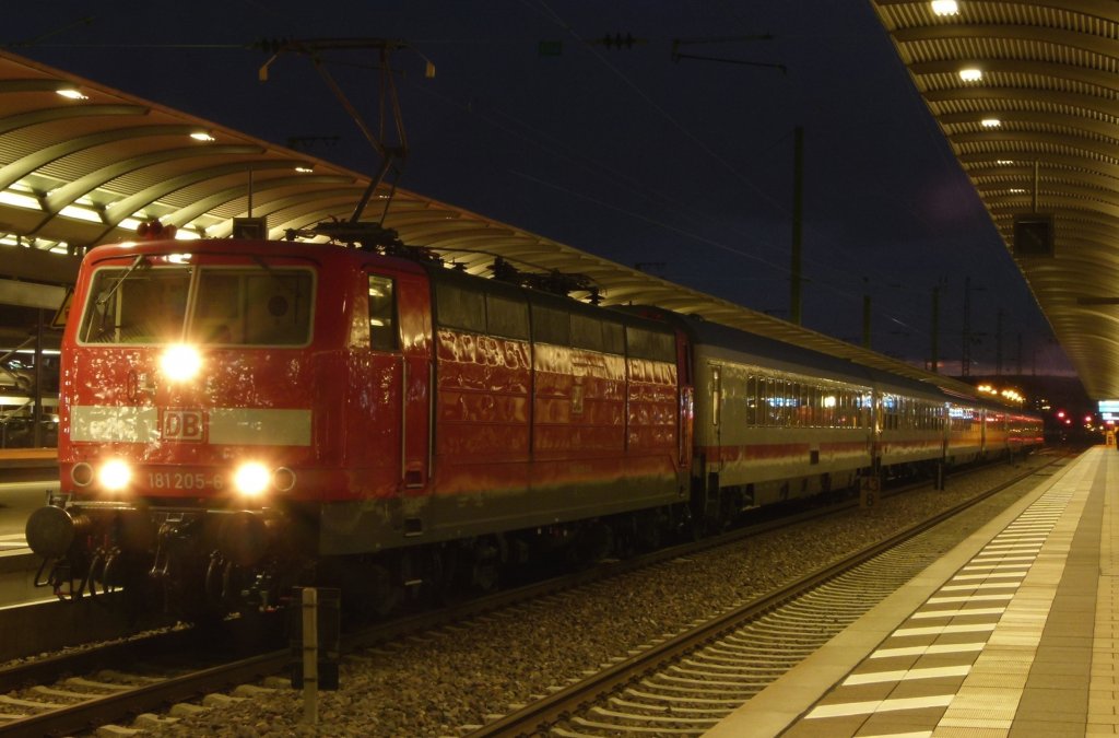 181 205-6 steht mit dem IC 2057 Saarbrcken - Frankfurt (Main) am 19.02.2012 in Kaiserslautern