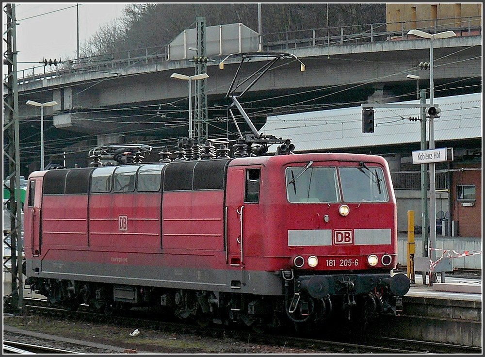 181 205-6 wartet am 19.03.10 im Hauptbahnhof von Koblenz auf die �bernahme des IC nach Luxemburg. (Hans)