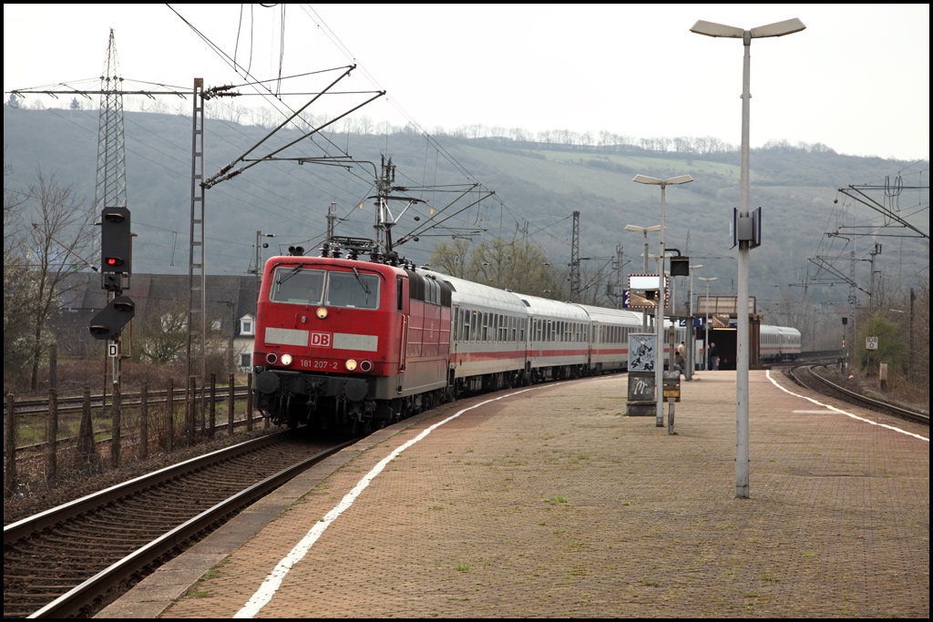 181 207 (9180 6181 207-2 D-DB) hat in Luxembourg den IC 335 nach Norddeich-Mole bernommen und bringt ihn ber die Moselstrecke nach Koblenz. (02.04.2010)