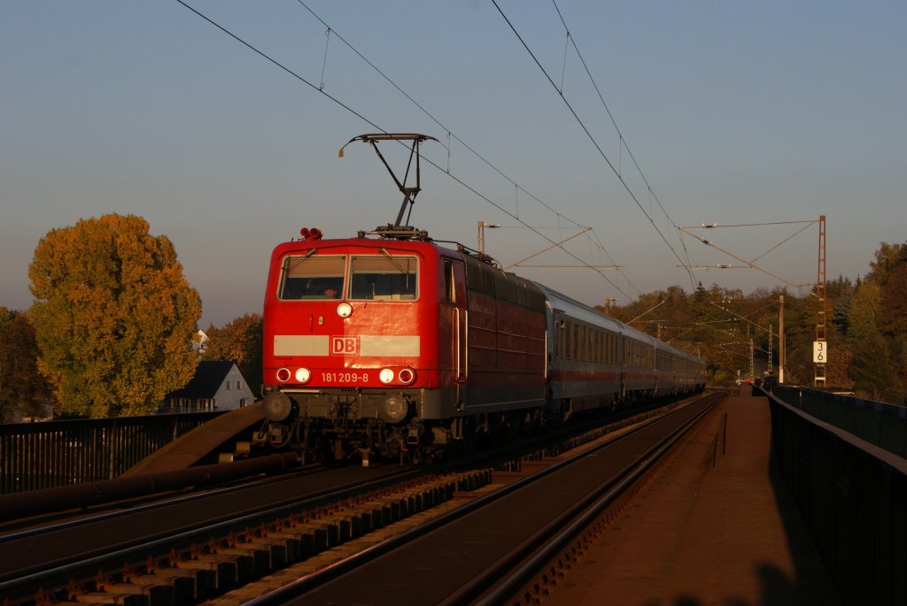 181 209-8 mit einem Intercity auf der Moselbr�cke zwischen Koblenz-G�ls und Koblenz-Moselwei� am 23.10.2011