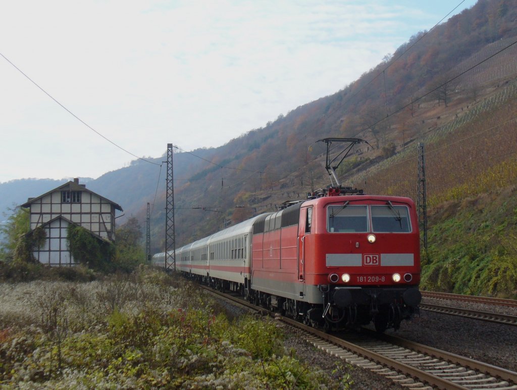 181 209-8 zieht den IC 135 Luxemburg - Nordeich (Mole) am 20.10.2011 durch Hatzenport (Mosel)